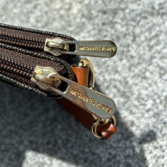 MICHAEL KORS Small Crossbody with Wallet section and card section - Picture 15 of 17